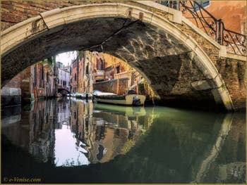 Le pont Storto et le rio de Sant'Aponal, dans le Sestier de San Polo à Venise.