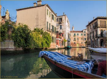 Les reflets du rio del Malcanton, frontière entre les Sestieri de Santa Croce et du Dorsoduro à Venise.