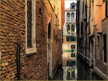 Les reflets du Riello di Sant'Antonio, dans le Sestier de San Polo à Venise.
