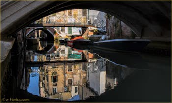 Les beaux reflets du rio de San Cassan, sous le pont Giovanni Andrea della Croce à Venise
