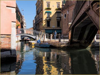 Les beaux reflets du rio de l'Arco San Martin, sous le pont dei Penini et le pont Storto, dans le Sestier du Castello à Venise