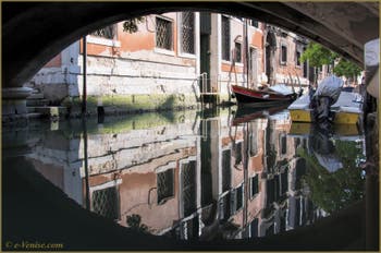 Les reflets du rio de San Cassan, sous le pont Giovanni Andrea della Croce, dans le Sestier de Santa Croce à Venise
