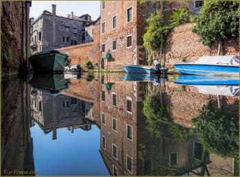 Les reflets du rio de la Celestia, dans le Sestier du Castello à Venise