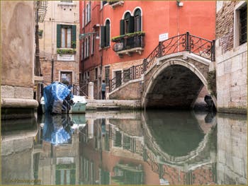 Les reflets du rio de le Beccarie Pescaria, devant le pont Storto, dans le Sestier de San Polo à Venise