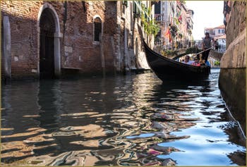 Promenade en gondole et reflets, sur le rio de Santa Marina, devant le pont del Cristo, entre les Sestieri du Cannaregio (à gauche) et du Castello (à droite) à Venise