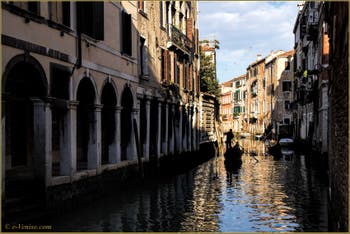Gondoles sur le rio dei Santi Apostoli, dans le Sestier du Cannaregio à Venise.