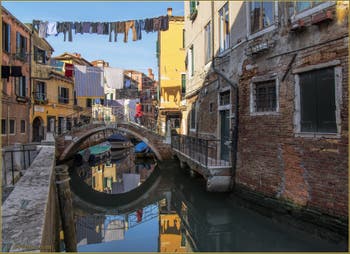 La lessive et les reflets du rio di San Daniele o Riello et le petit pont Rielo, dans le Sestier du Castello à Venise.