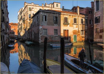 Les reflets du rio di San Boldo et le pont del Colombo, dans le Sestier de Santa Croce à Venise.
