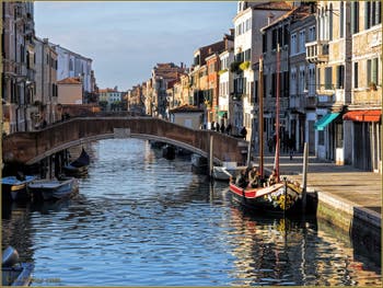 Bragozeto sur le rio de San Girolamo Ormesini, dans le Sestier du Cannaregio à Venise.