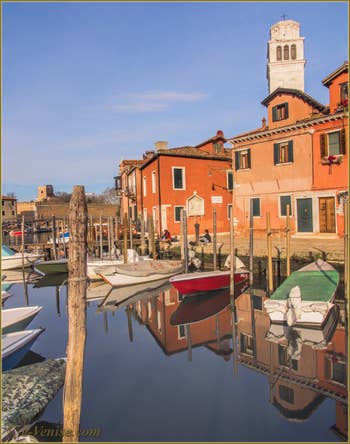Le canal de San Pietro, le long de la Fondamenta Quintavalle, avec, pointant le bout du nez, le campanile de San Pietro, dans le Sestier du Castello à Venise.