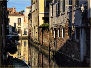 Reflets d'or sur le rio dei Lustraferi, le long du Palazzo Caotorta, dans le Sestier du Cannaregio à Venise.