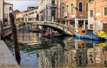 Gondole dans les reflets du rio de Santa Fosca, sous le pont du même nom, le long de la Fondamenta de Ca' Vendramin, dans le Sestier du Cannaregio à Venise.