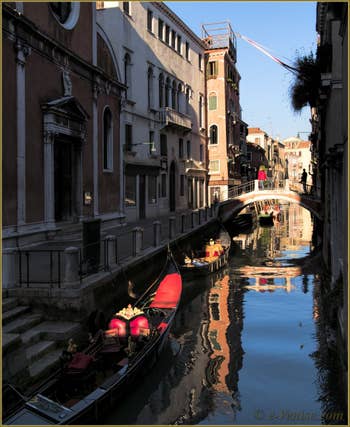 Gondoles sur le rio de San Felice, dans le Cannaregio à Venise.