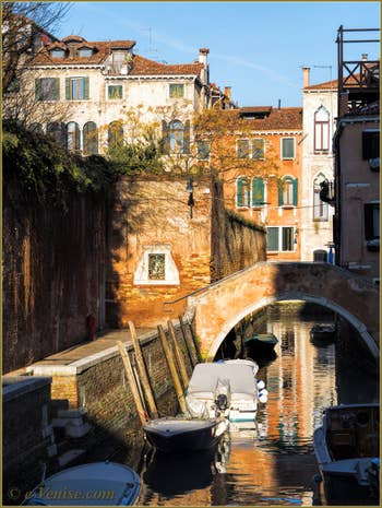 Le Pont Moro Grimani et le Riello dei Servi ou rio Grimani, dans le Sestier du Cannaregio à Venise.