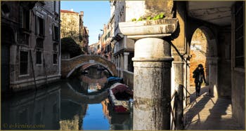 Le Sotoportego del Magazen et le rio et le pont de Ca' Widmann, dans le Sestier du Cannaregio à Venise.