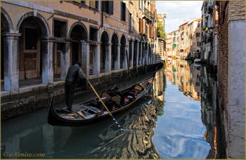 Gondole dans les reflets du Rio dei Santi Apostoli, devant le Sotoportegho del Tragheto, dans le Sestier du Cannaregio à Venise.