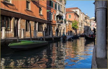 Gondole sur le Rio et le long de la Fondamenta San Felice, dans le Sestier du Cannaregio à Venise.