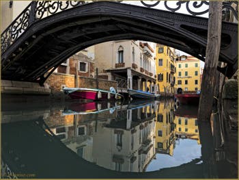 Reflets sous le pont Priuli, devant le Sotoportego de la Guerra, dans le Sestier du Cannaregio à Venise.