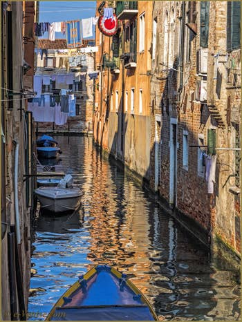 Lessive et reflets sur le rio de le Torete, dans le Sestier du Cannaregio à Venise.