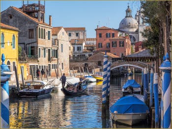 Gondole sur le Rio dei Ognissanti, dans le Sestier du Dorsoduro à Venise.