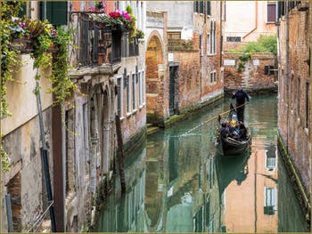 Gondole dans les reflets du Rio de la Torre, dans le Sestier de Santa Croce à Venise.