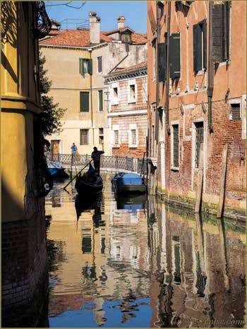 Gondole sur le Rio et devant le Campo de San Severo, dans le Sestier du Castello à Venise.