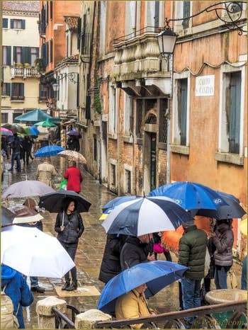 Pluie et Parapluies sur le Campo San Canzian, dans le Cannaregio à Venise.