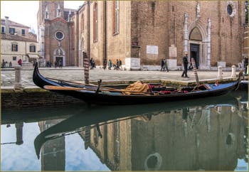 Gondole dans les reflets du le Rio dei Frari, dans le Sestier de San Polo à Venise.