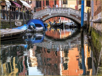 Les reflets du Rio dei Frari, dans le Sestier de San Polo à Venise.