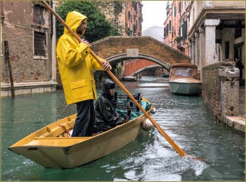 Sandolo sous la pluie sur le Rio de Ca' Widmann, dans le Cannaregio à Venise.
