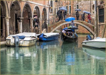 Gondole et Parapluies sur le Rio de Ca' Widmann , dans le Cannaregio à Venise.