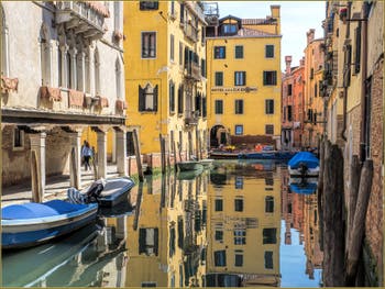 Les reflets d'or du Rio Priuli Santa Sofia, dans le Cannaregio à Venise.