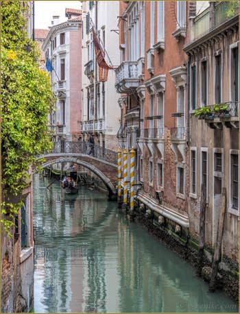 Gondole sur le Rio et sous le Pont de Borgoloco, dans le Sestier du Castello à Venise.