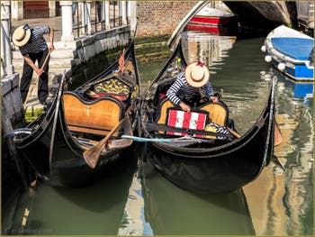 Gondoles et Gondoliers sur le Rio de la Madalena, dans le Sestier du Cannaregio à Venise.