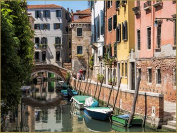 Parfum d'été Vénitien Rio de Sant'Andrea, devant le pont Corrente, dans le Sestier du Cannaregio à Venise.