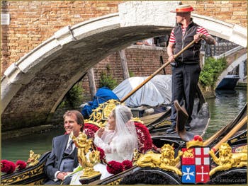 Mariés en Gondole sur le Rio dei Miracoli, dans le Sestier du Cannaregio à Venise.