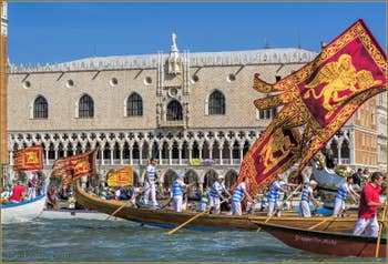Le cortège des bateaux vénitiens à la fête de la Sensa, devant le palais des Doges à Venise.