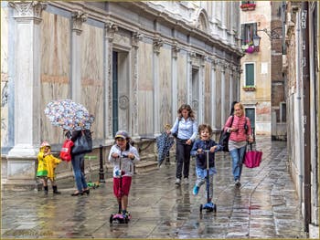 La Joie de Vivre des petits Vénitiens, devant l'église dei Miracoli, dans le Sestier du Cannaregio à Venise.
