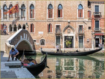 Gondoles sur le Rio del Malcanton, frontière entre les Sestieri du Dorsoduro et de Santa Croce à Venise.