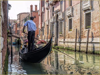 Gondole sur le Rio Sant'Andrea Gozzi le long du Palazzo Seriman, dans le Sestier du Cannaregio à Venise.