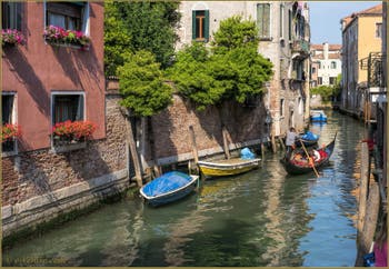 Gondole sur le Rio de San Giacomo dall'Orio, dans le Sestier de Santa Croce à Venise.