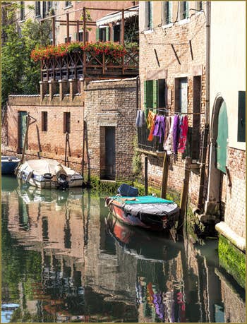 Les couleurs du Rio San Francesco de la Vigna, dans le Sestier du Castello à Venise.