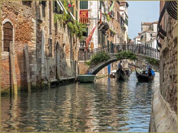Gondoles sous le pont del Cristo, dans le Sestier du Cannaregio à Venise.