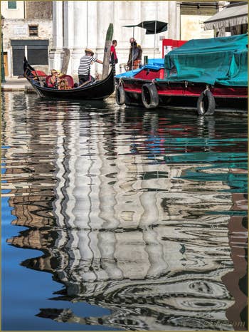 Reflets sur le Rio de San Barnaba, dans le Dorsoduro à Venise.