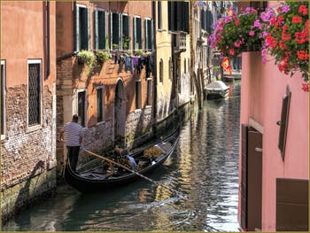 Une gondole glisse dans les reflets et couleurs du Rio dei Santi Apostoli, dans le Cannaregio à Venise.