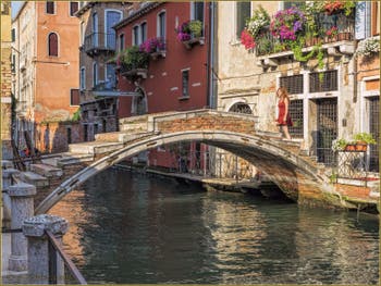 Die Chiodo-Brücke über den Rio de San Felice im Sestier del Cannaregio in Venedig.