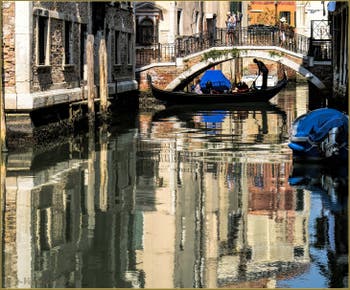 Gondole sous le Pont de la Tetta, dans le Sestier du Castello à Venise.