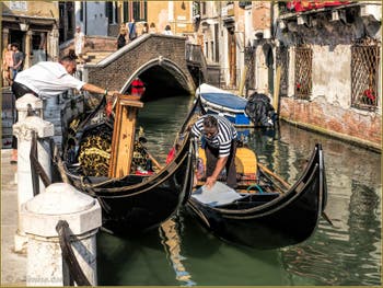 Gondoles Rio de la Maddalena devant le pont Sant' Antonio, dans le Sestier du Cannaregio à Venise.