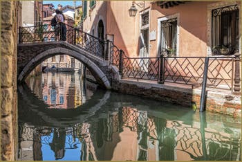 Amoureux sur le pont Storto dans les reflets du Rio de San Zaninovo, dans le Sestier du Castello à Venise.