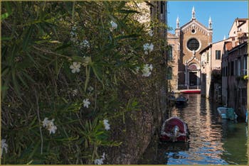 Le Rio Brazzo et l'église de la Madona de l'Orto, dans le Sestier du Cannaregio à Venise.